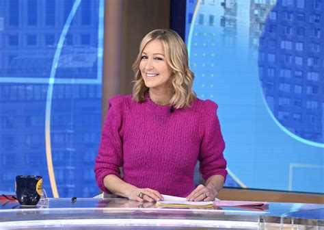 Lara Spencer suffers wardrobe malfunction live on GMA and。